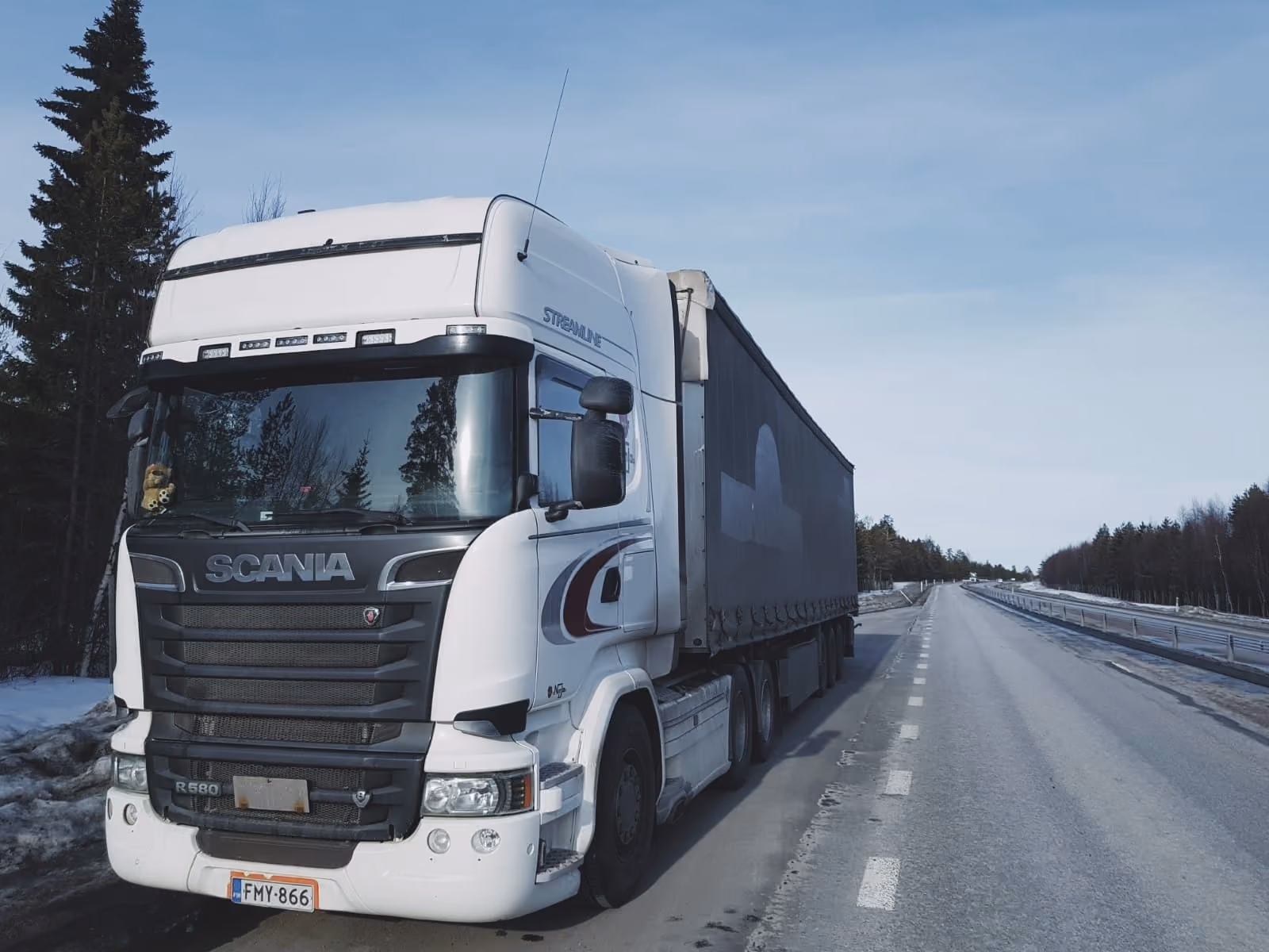 Lastbil från Oy NinJo Ab lastad för transport